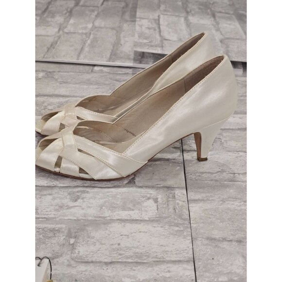Y2K 90's Steve Madden Size 8 Off White Peep Toe Heels Satin 2.5" heels - Picture 4 of 9